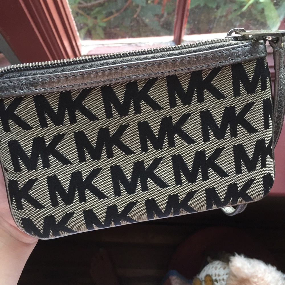 Michael Kors 100% authentic wristlet!💅🏾